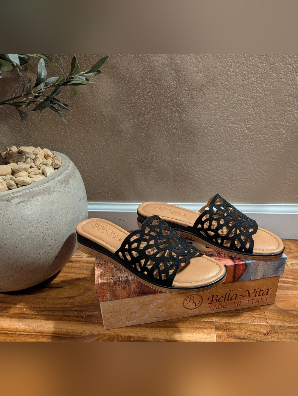NWT! Bella Vita Women's Slide Sandals Size 8M HAND CARVED in Italy